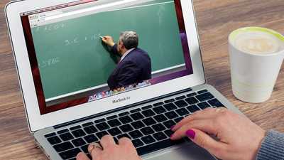 wyświetlany na ekranie laptopa mezczyzna piszacy po tablicy