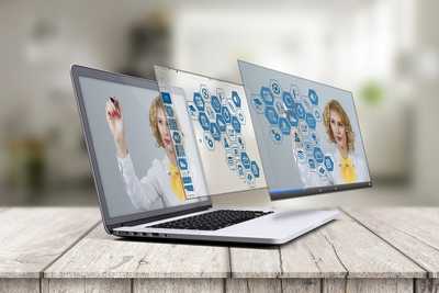 Laptop z wyświetloną prezentacją