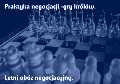 Plakat z szachami i podpisem 